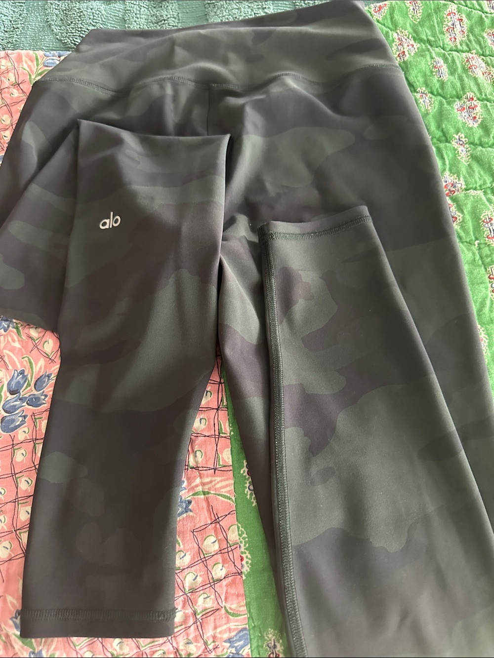 ALO Yoga DarkCamo Leggings women’s M